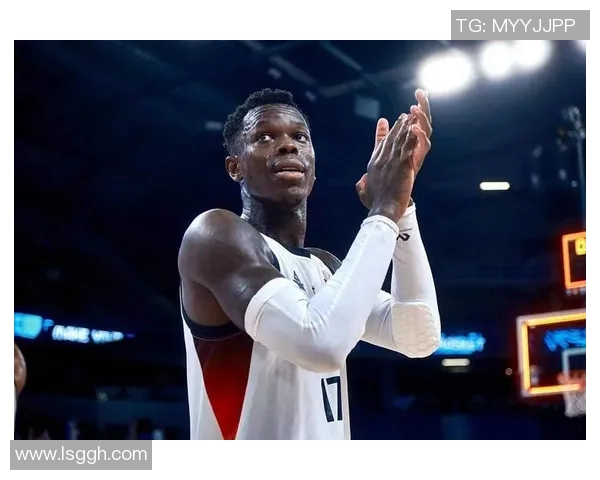 态度还是很积极的!艾顿篮下封盖施罗德被吹犯规