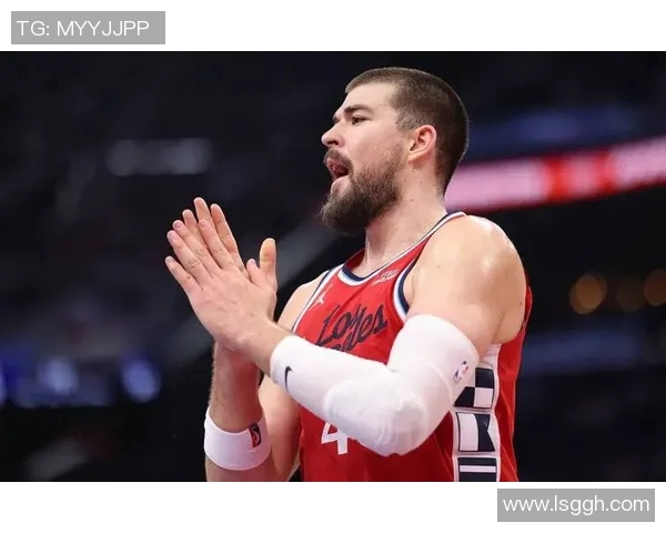 坏消息！快船队中锋祖巴茨在对阵东契奇领衔的湖人队比赛中脚踝受伤离场